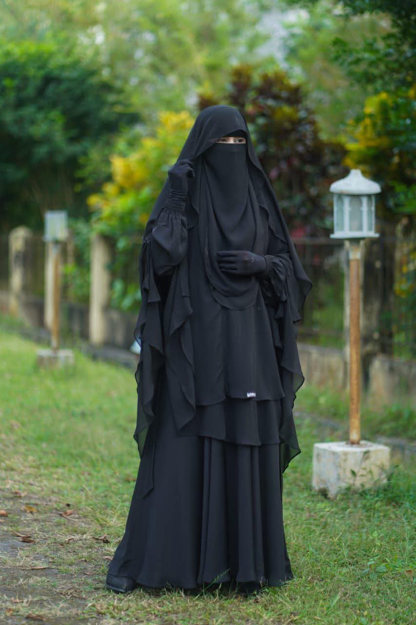 মারিয়াম সেট সাইড ভিউ